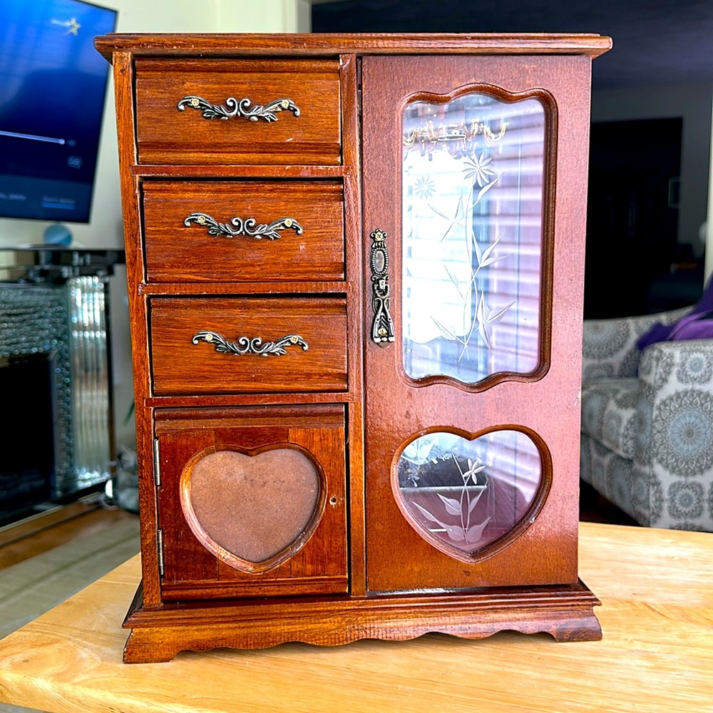 Vintage Jewelry Box in Good Condition one missing little knob at bottom